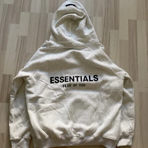 Essentials hoodie - Säljer en helt ny hoodie i storlek L. Aldrig använd. (Herr) 