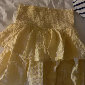 fin gul kjol på xxs strechig och funkar på alla storlekar inga defekter 