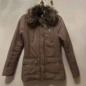 Jacka Brave Soul - Jacka, med eller utan pälskrage. I god skick. Gammellila, lite grå i tonen/kall. 