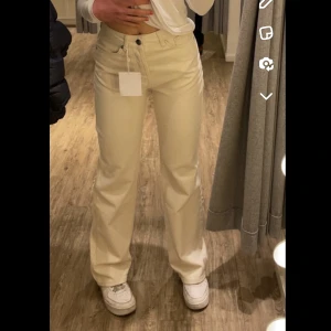 Beige raka jeans - Säljer nu mina superfina raka reans från bikbok i färgen beige. Storlek 25/32  i nästan nyskick. Använd cirka fem gånger, säljer pga för små.