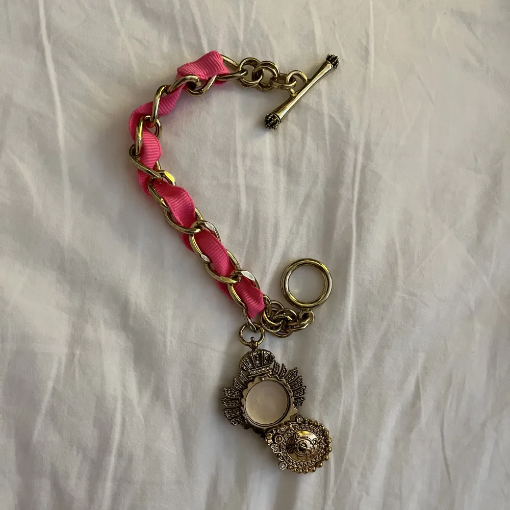 Två ”vintage” armband från Juicy Couture med box. Armbanden är i bra skick och extremt sällsynta (säljs ej längre). Den rosa har ett hänge med en krämparfym i (se bild 3). Skriv för frågor💕. Accessoarer.