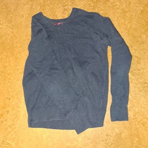 Mörkblå tröja - Mörkblå blommulströja, gratis frakt