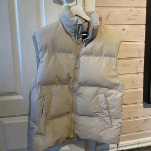 Dunväst  - Vattentät och tjock väst från HM Nypris 600 och i perfa skick