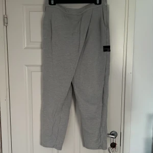 Grå mjukisbyxor - Gråa mjukis från Adidas. Smått noppriga men annars inga tydliga tecken på användning. Strl 40.