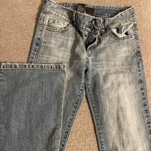 säljer nu mina favorit jeans då de intenpassar lika bra nu, storlek 36 vet ej märke. passar på någon som är 165 straight i modellen☺️