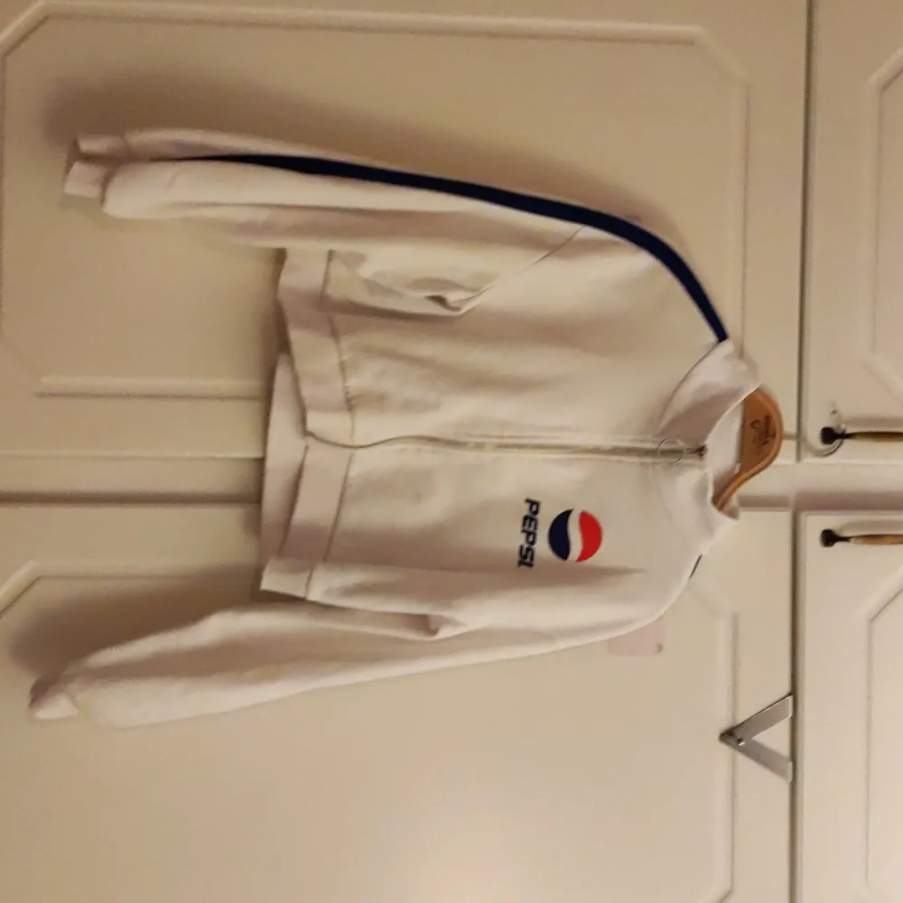 En cropad dragkedje hoodie från H&M med Pepsi loggan Använd  några få gånger men i bra skick Köparen står för frakten . Hoodies.