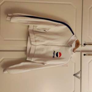 En cropad dragkedje hoodie från H&M med Pepsi loggan Använd  några få gånger men i bra skick Köparen står för frakten 