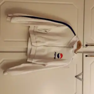 En cropad dragkedje hoodie från H&M med Pepsi loggan Använd  några få gånger men i bra skick Köparen står för frakten 