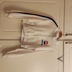 Crop top hoodie  - En cropad dragkedje hoodie från H&M med Pepsi loggan Använd  några få gånger men i bra skick Köparen står för frakten 