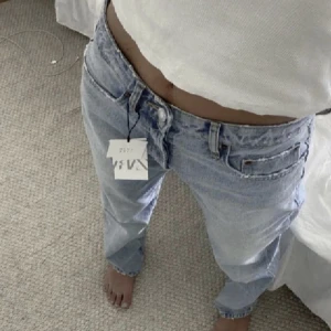 Mid/low waist jeans Zara  - Köpte dessa sjukt snygga jeansen i nyskick på Plick för nån dag sen, men dom var tyvärr för små för mig i storlek, jeansen är i stl 36 och går till hälarna på mig som är 171, säljer för 200kr+frakt❤️