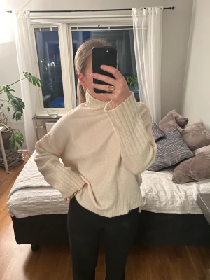 Stickad tröja  - Säljer min jätte fina stickade tröja, använd ett fåtal gånger! Köpt på NA-KD. Armarna är vida och den är lite större i storleken 🫶🏼💘