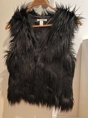 Väst - Som ny att ha utanpå ett ytterplagg 2 hyskor