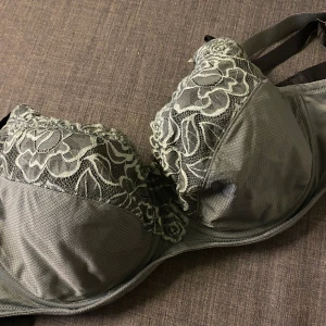 Bh 75j - Militärgrön superskön bh som ger otroligt stöd, är en klar favorit hos mig men fick köpa en annan storlek så säljer den här. Bild nummer 1 ger en mer rättvis bild på hur den sitter på kroppen. Köpt på Change/Twilfit och är modellen Florence FullCup💕Nypris 699 