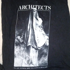 Architects T-shirt - Väldigt tight modell för att vara XL, så tror den är mer åt L hållet egentligen. Bra skick annars