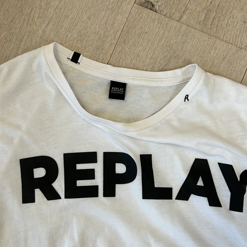 Säljer en snygg Replay t-shirt i bra skick.. T-shirts.