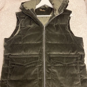 Stenstöms väst - Tja! Säljer en finfin väst från stenströms i mörkgrön curduroy material. Sjukt skön och trendigt väst som ej används längre. Strl L men sitter som M. 9/10 skick då den endast använts ett fåtal gånger. Nypris är 3499 sek. Mitt pris är 1700 sek.