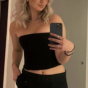 Korsett - Jättesnygg svart korsett som endast är använd en gång. Säljer pga att den är för tajt på mig, då det är en vanlig korsett som jag bär som topp och ingen ”korsettopp”, är storlek S. Perfekt till byxor eller kjol till vår och sommar😍