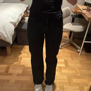 Jeans från Weekday - Jättefina byxor ifrån weekday som jag börjar växa ur och därför behöver sälja. Dom är perfekta i längden på mig som är 167 och brukar ha strl 36 i jeans. Dom är dock lite små i midjan så skulle rekomendera dom till någon med strl 34🤍