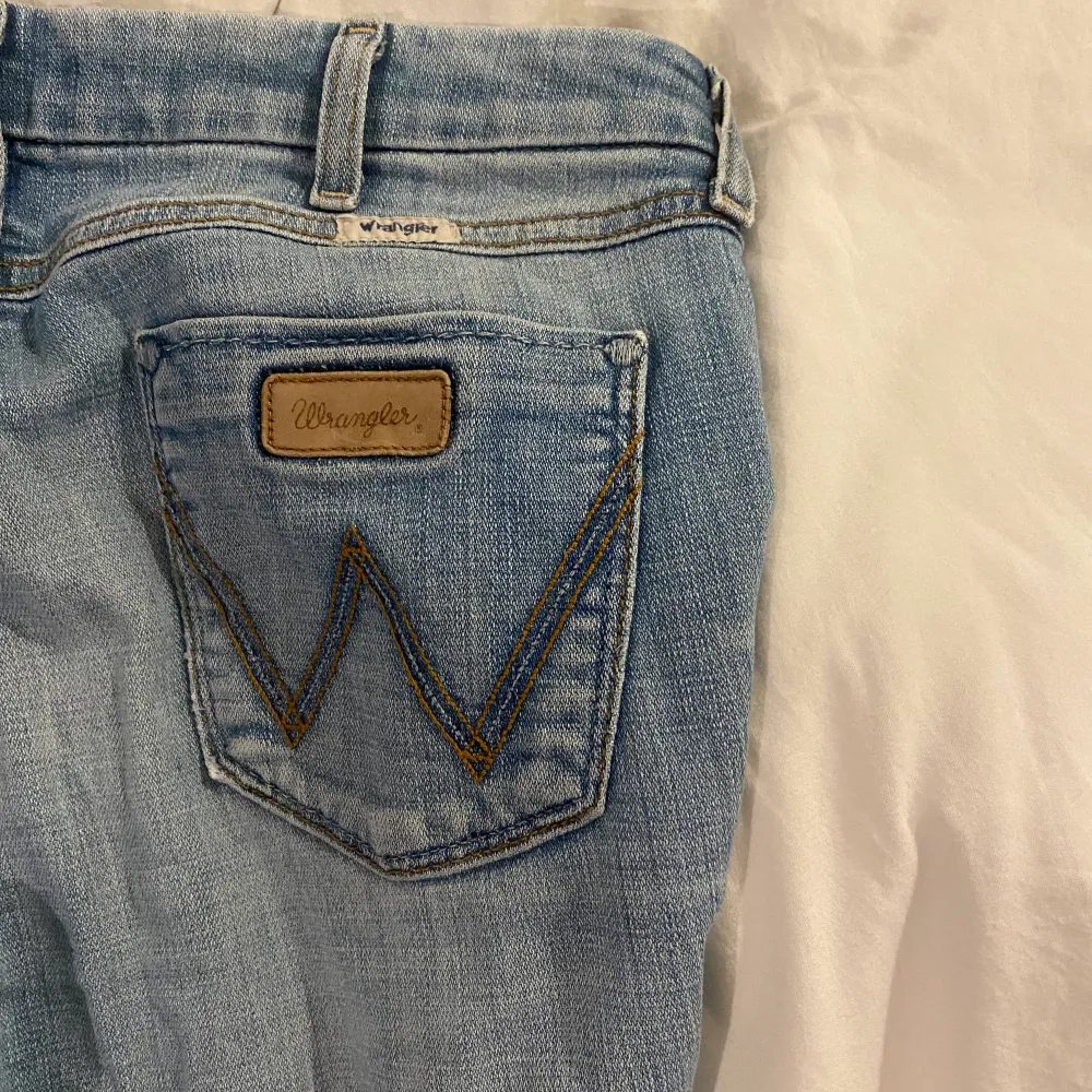 superfina lågmidjade jeans från wrangler modellen sofia storlek w30 l34. Jeans & Byxor.