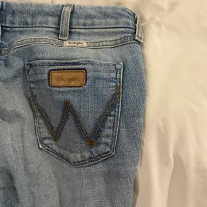 superfina lågmidjade jeans från wrangler modellen sofia storlek w30 l34