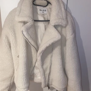 Kort Teddyjacka  - Vit teddyjacka från NAKD använd endast en gång, jätte mysig jacka som passar in nu till våren🥰 NYPRIS 900kr 