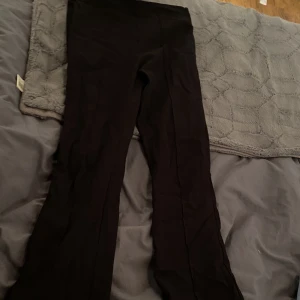 Svarta kostymbyxor  - Svarta kostymbyxor från Vila med en söm i mitten. super bekväma och fina!