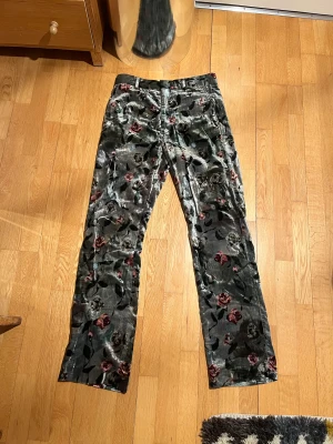 Acne Studios Velvet Trousers with flower print - Acne Studios byxor i velvet med blommigt mönster. 