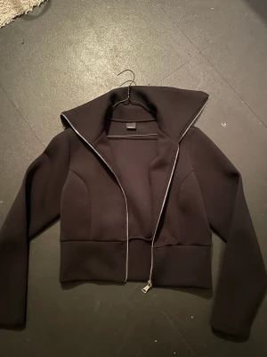 Kavaj/over shirt - En lite finare tröja/ Kavaj liknande från Gina, liten i storleken 