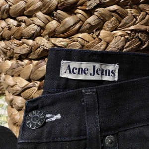Acne Jeans Mic Raven 32 34 - Hej, säljer mina Acne Jeans. De är i väldigt bra skick utan tecken på användning. Storlek 32 34 men passar mer åt 30 30 hållet. Riktigt bra kvalite och passformen liknar Levis 501. Priset är inte hugget i sten. Hör av dig vid intresse!