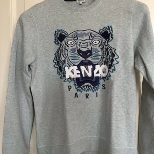 Kenzo - Sparsamt använt, storlek m. Självklart äkta, kvitto finns. Kan skickas! 600kr eller bud med rätt att neka. Knappt använd. 