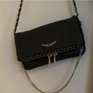 Zadig väska - Säljer en superfin Zadig väska som jag tyvärr inte har någon användning för då den helt enkelt inte passar min klädstil. Säljer för 900 som minst och Max för 1050❤️ Ni kan köpa den direkt för 1050❤️