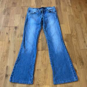 Vintage zara bootcut jeans, innerbenslängd är 80 cm och midjemått är 37 cm men det är ganska mycket stretch också. Finns inga bilder på frakt är 69  kr🫶🏻