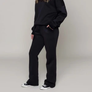 LXA sweatpants - Säljer dessa lxa sweatpants i strl M. Köpte två storlekar och glömt att skicka tillbaka den storleken som inte passade, så provar att sälja dom här!! Dom är alltså endast testade🤗 Tjejen på bilden är 175 och killen 186, båda bär strl M!!