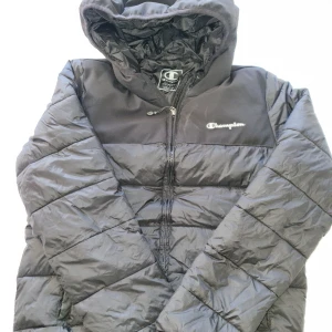 Jacka - Hej. Säljer nu min champiom jacka då den inte längre kom till användning! Jackan är lite använd och fortfarande i väldigt bra skick!