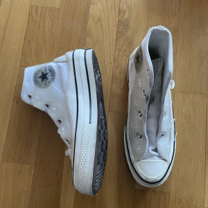 Converse - Höga converse ny modell minns ej namnet knaaaappt använda 