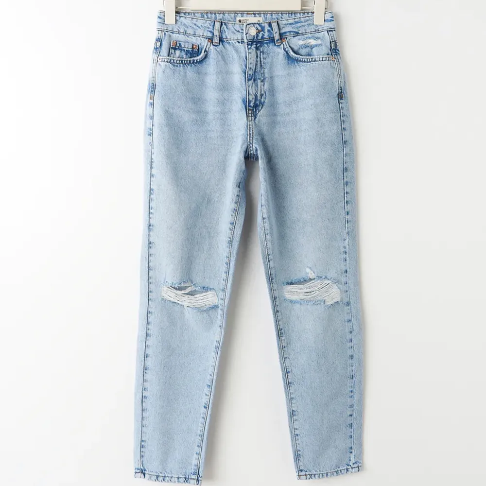 Mom-jeans från Ginatrico, Blåa Mom-jeans från Gina, strl 34, passar även 36. Inte använda på över 1 år och har knappt används. Inga speciella slitningar.. Jeans & Byxor.