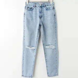 Mom-jeans från Ginatrico, Blåa Mom-jeans från Gina, strl 34, passar även 36. Inte använda på över 1 år och har knappt används. Inga speciella slitningar.