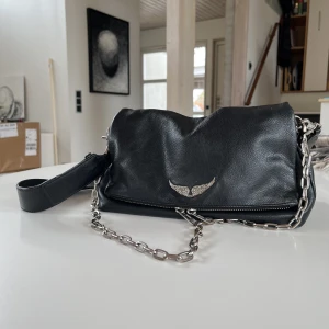 Zadig&Voltaire Rocky bag  - Rocky bag från Zadig&Voltaire. Köpt för ca två år sen på NK i Göteborg för 5000kr. Säljer nu för 3500kr eller högst bud då den är i fint skick men ändå använd. DM om ni vill ha fler bilder! :) köpare står för frakt! 