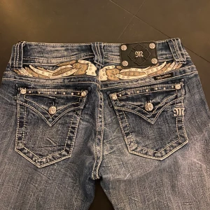 Miss me jeans - Jag säljer ett par as snygga miss me jeans i storkek 28 då dom inte kommer till andvändning och dessutom är för stora. Dom har modellen straight/skinny men sitter lite lösare längs vaderna. Pris går att diskuteras med köpta för 800 och aldrig andvända.❤️👖