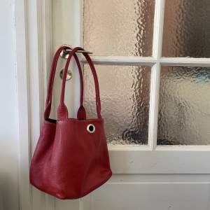 Röd väska i mellan storlek!💓