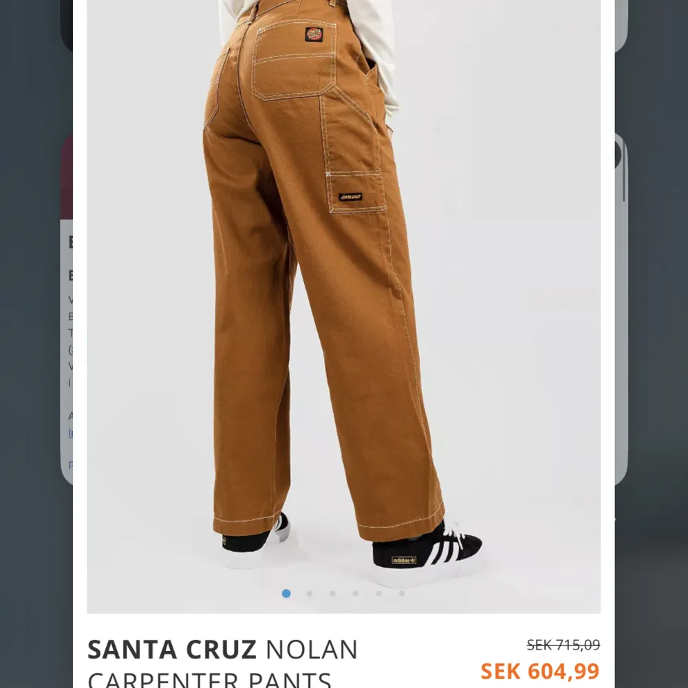 Ett par skitsnygga cargo byxor från Santa Cruz i modellen Nolan Carpenter. Jag köpte dem på urban outfitters men säljer de då dem är försmå för mig.💕 De är i storleken 34/6 men jag tycker aty de passar XXS/XS/S.. Jeans & Byxor.