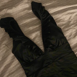 Baddräkt  - Sötaste baddräkten med öppen rygg samt volanger. Använd 2 gånger på 2 år!🖤nypris 300kr.