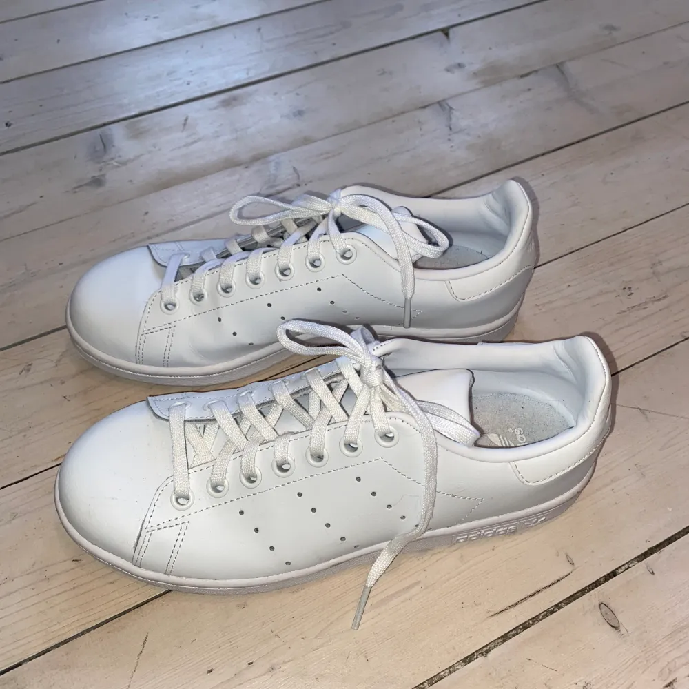 Adidas stan smith sneakers helt vita. Använda en gång men tycker inte att det syns, så jättebra skick! . Skor.