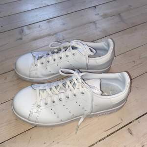 Adidas stan smith sneakers helt vita. Använda en gång men tycker inte att det syns, så jättebra skick! 