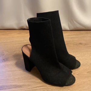 Klackskor  - Är i bra skick förutom några repor på klacken🌟