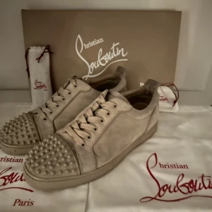 Christian Louboutin  - Intresse koll på mina Christian Louboutin Louis junior spikes 