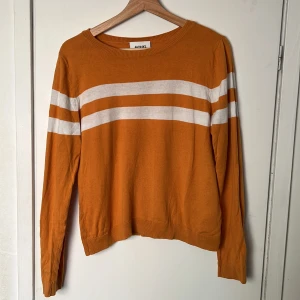 Gul & vit tröja - Gul tröja med vita ränder från Monki. Inge tydliga tecken på användning. Strl M.