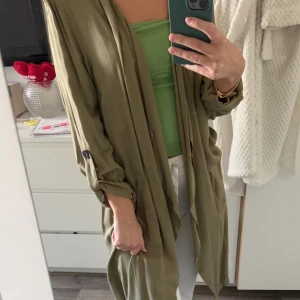 Lång kofta/jacka  - Olivgrön jacka/kofta stolen S. Köparen står för frakt 