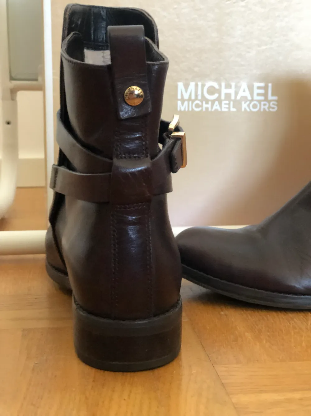Ankle boot från Michael Kors i stl 36. Färg coffee. Begagnade i gott skick. Nypris: 1995kr . Skor.