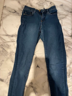Jeans - Jeans från Even&Odd i storlek S. Lappen är bortklippt. Slitna 